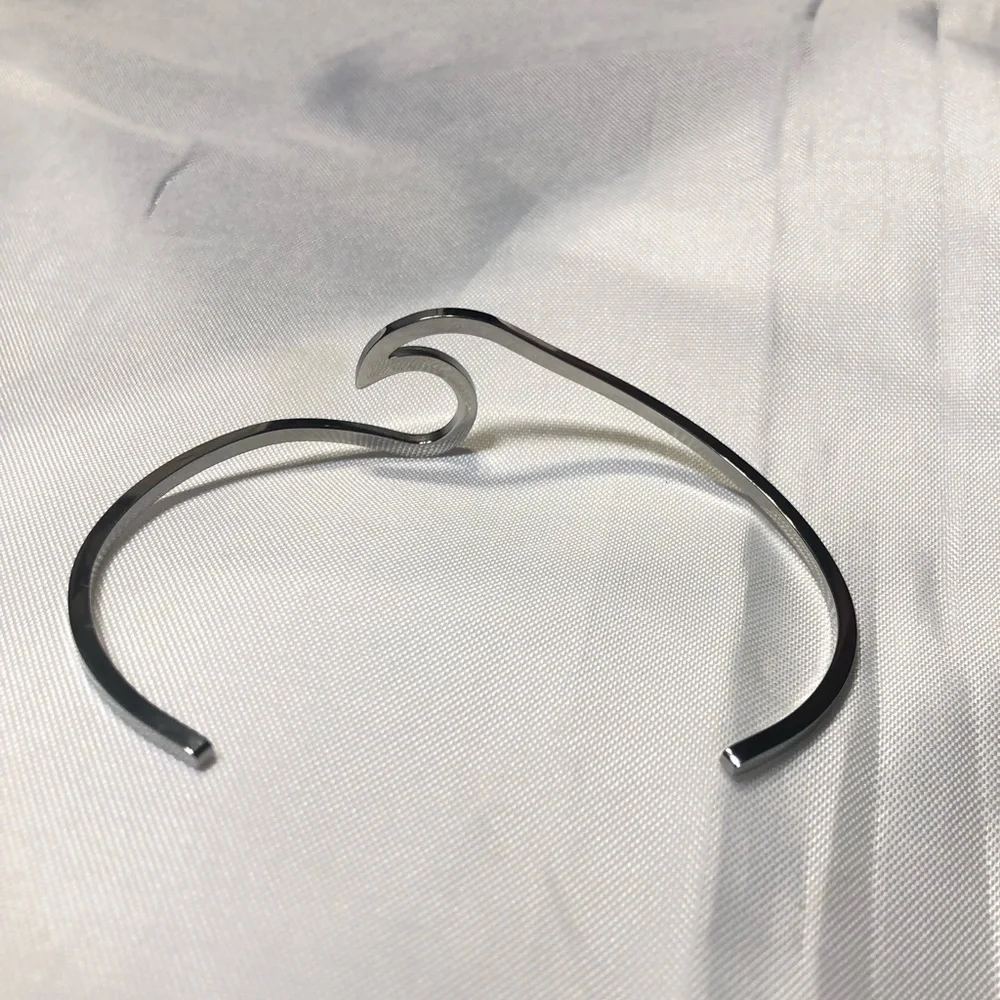 🆕 O & Co Silver wave bracelet (813)